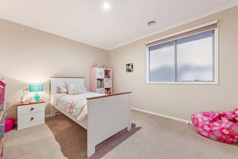 Photo - 14 Clopton Rise, Craigieburn VIC 3064 - Image 12