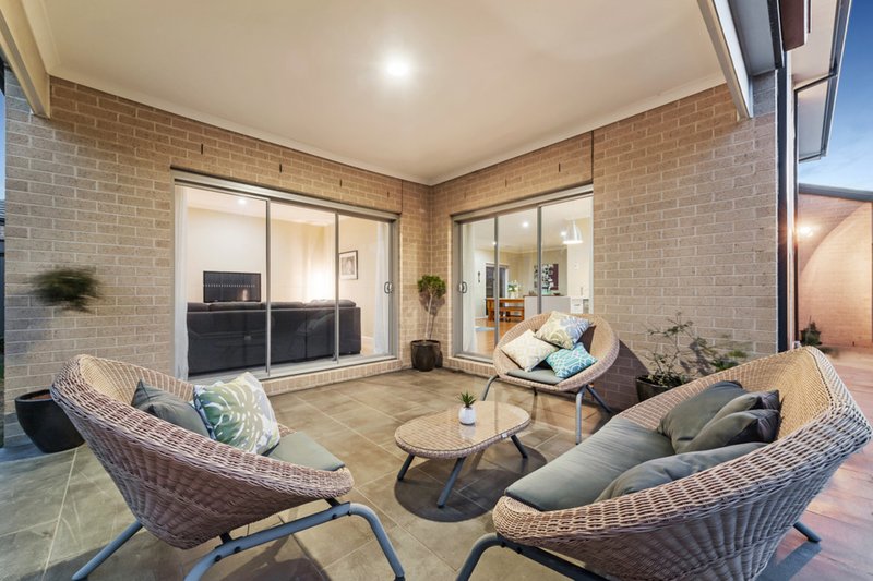 Photo - 14 Clopton Rise, Craigieburn VIC 3064 - Image 16