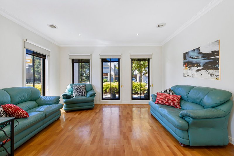 Photo - 14 Cobaw Circuit, Caroline Springs VIC 3023 - Image 4