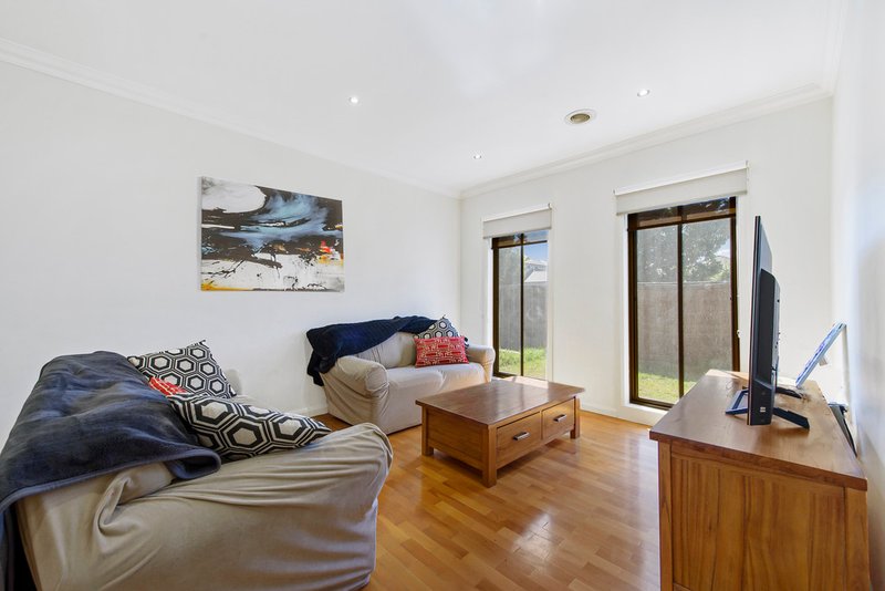 Photo - 14 Cobaw Circuit, Caroline Springs VIC 3023 - Image 6