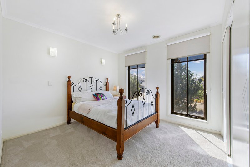 Photo - 14 Cobaw Circuit, Caroline Springs VIC 3023 - Image 9