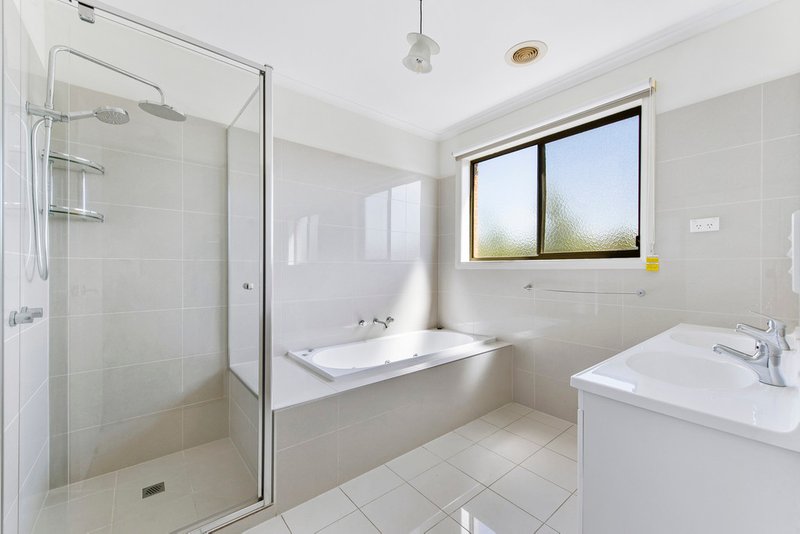 Photo - 14 Cobaw Circuit, Caroline Springs VIC 3023 - Image 10