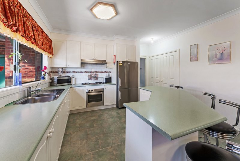 Photo - 14 Cressida Crescent, Sydenham VIC 3037 - Image 5