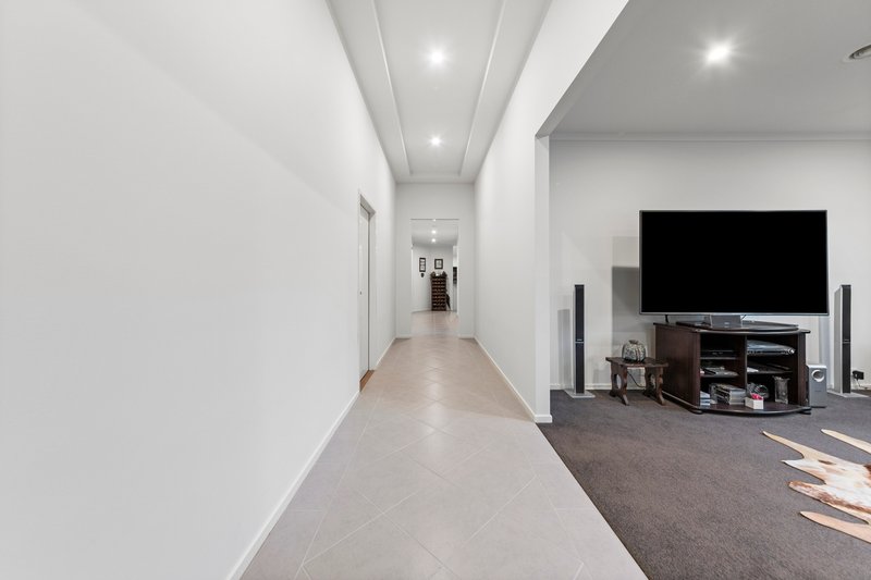 Photo - 14 Dennis Avenue, Pakenham VIC 3810 - Image 12
