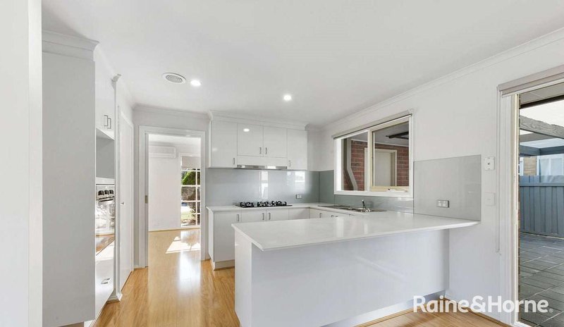 Photo - 14 Derribong Court, Delahey VIC 3037 - Image 4