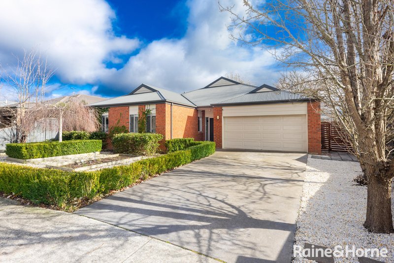 Photo - 14 Dumbarton Way, Gisborne VIC 3437 - Image 3