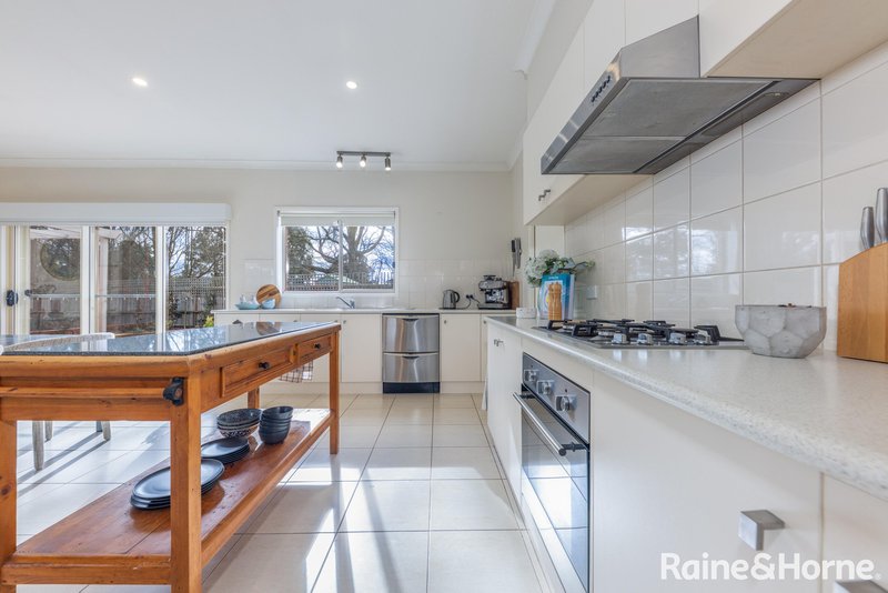 Photo - 14 Dumbarton Way, Gisborne VIC 3437 - Image 7