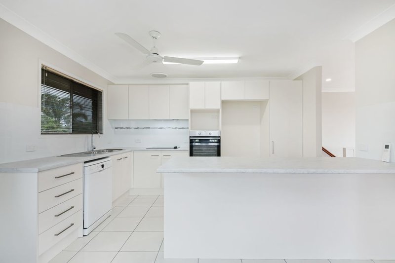 Photo - 14 Edgelhill Cresent , Springwood QLD 4127 - Image 10