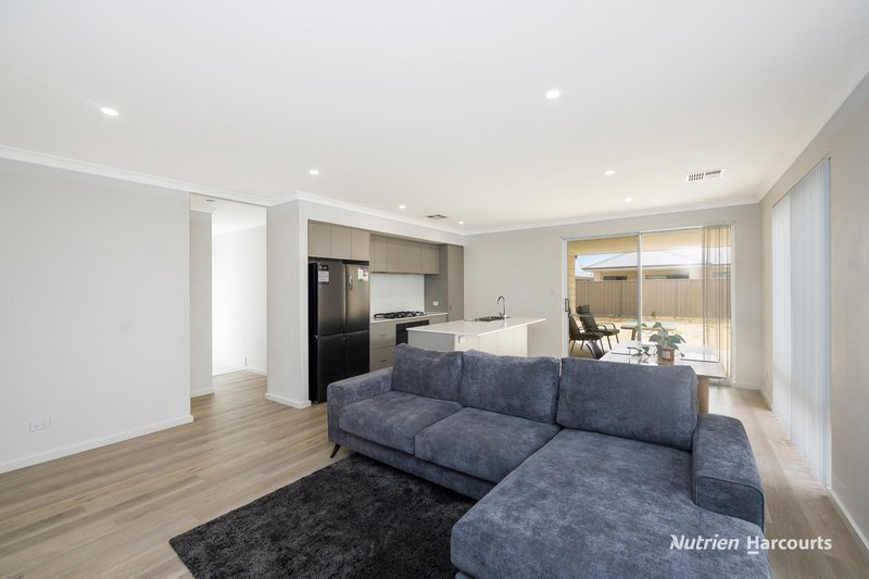 Photo - 14 Empire Way, Yanchep WA 6035 - Image 7