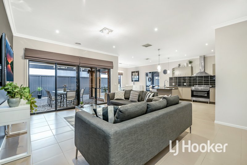 Photo - 14 Esprit Avenue, Cranbourne North VIC 3977 - Image 3