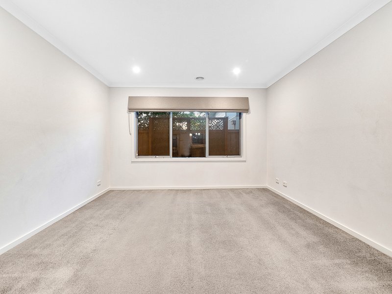 Photo - 14 Fintona Crescent, Cranbourne West VIC 3977 - Image 15