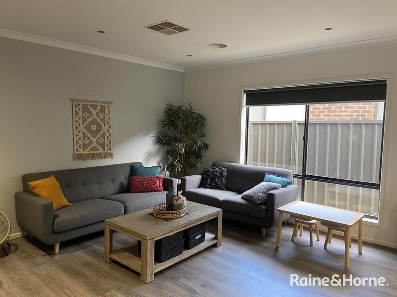 Photo - 14 Fortitude Drive, Craigieburn VIC 3064 - Image 2