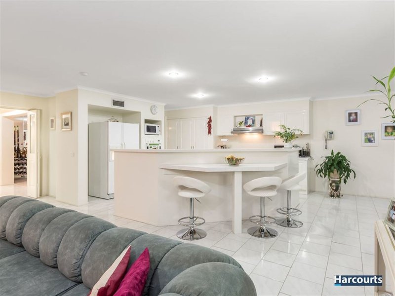 Photo - 14 Garland Rise, Rowville VIC 3178 - Image 5