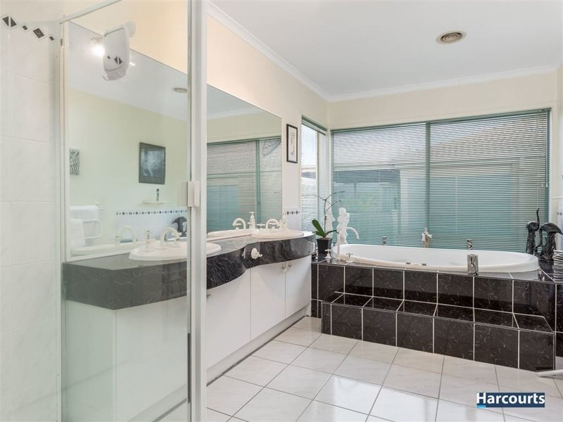 Photo - 14 Garland Rise, Rowville VIC 3178 - Image 9