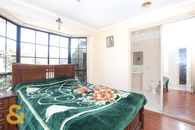 Photo - 14 Gibney Close, Roxburgh Park VIC 3064 - Image 3