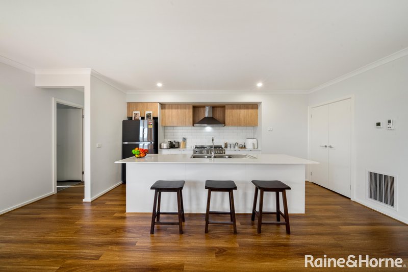 Photo - 14 Gilfillan Circuit, Thornhill Park VIC 3335 - Image 2