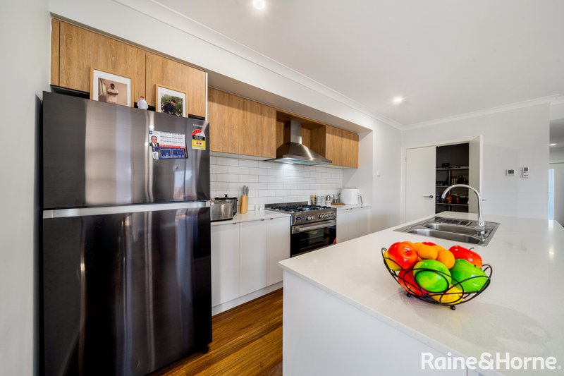 Photo - 14 Gilfillan Circuit, Thornhill Park VIC 3335 - Image 4