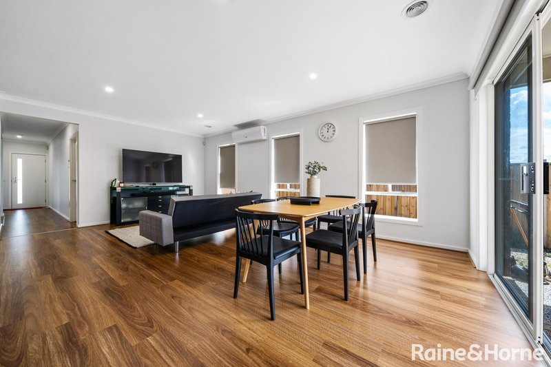 Photo - 14 Gilfillan Circuit, Thornhill Park VIC 3335 - Image 7