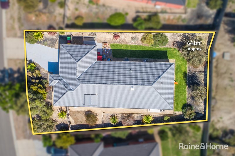 Photo - 14 Glastonbury Drive, Sunbury VIC 3429 - Image 14