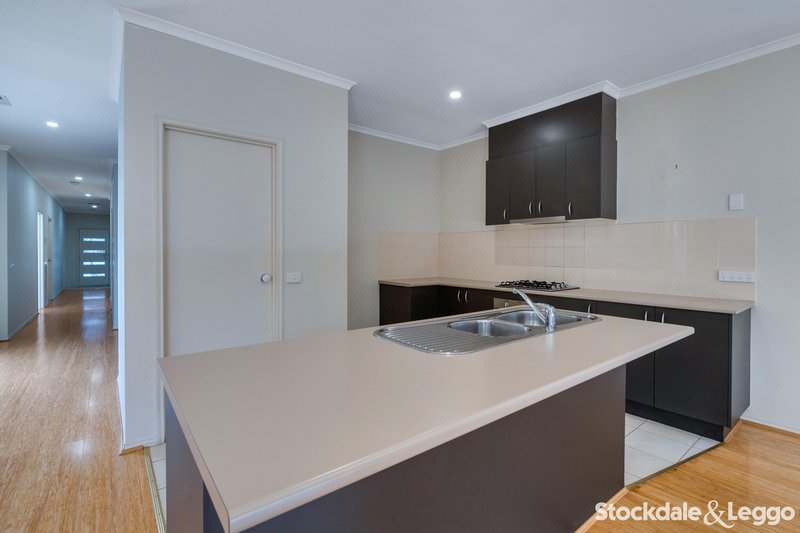 Photo - 14 Glengarry Place, Craigieburn VIC 3064 - Image 2