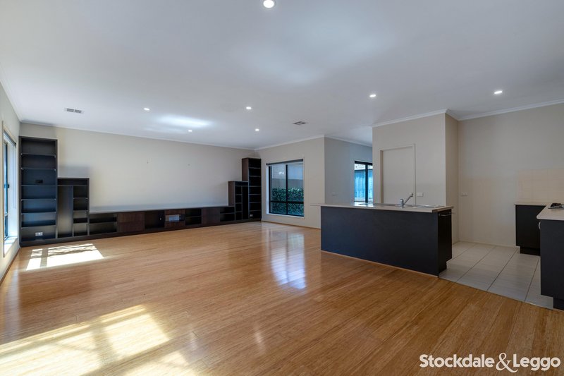 Photo - 14 Glengarry Place, Craigieburn VIC 3064 - Image 4