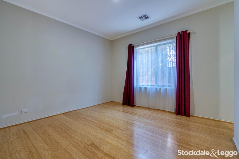 Photo - 14 Glengarry Place, Craigieburn VIC 3064 - Image 6