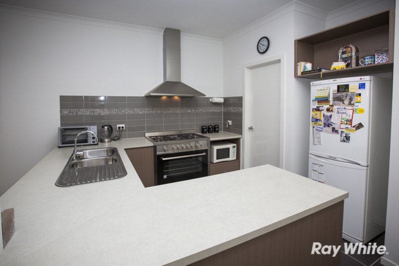 Photo - 14 Haakman Way, Pakenham VIC 3810 - Image 3