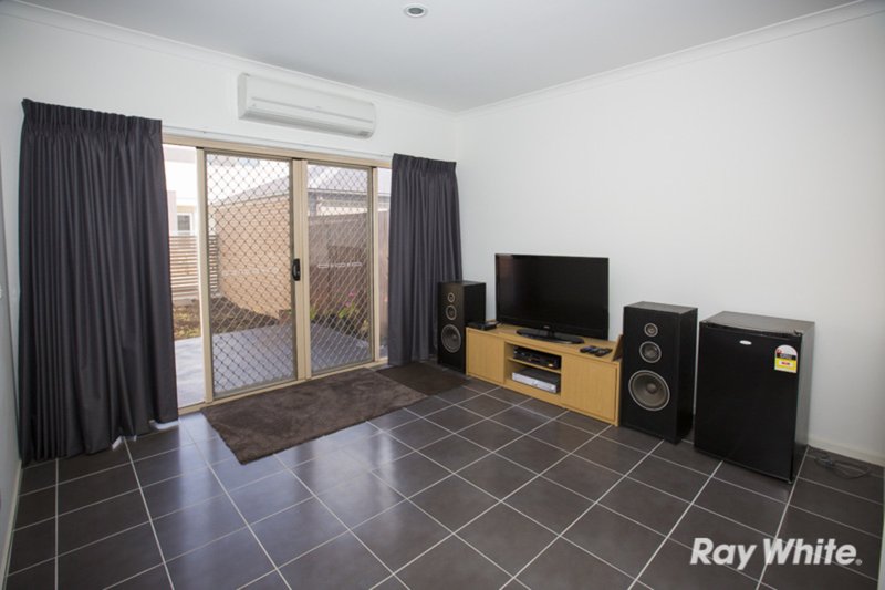 Photo - 14 Haakman Way, Pakenham VIC 3810 - Image 5