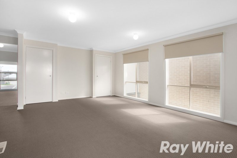 Photo - 14 Harlesden Circuit, Pakenham VIC 3810 - Image 3