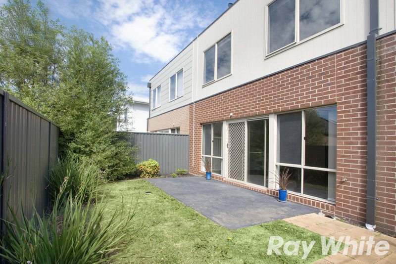 Photo - 14 Harlesden Circuit, Pakenham VIC 3810 - Image 5