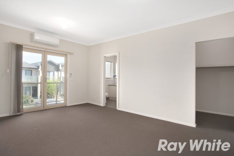 Photo - 14 Harlesden Circuit, Pakenham VIC 3810 - Image 6