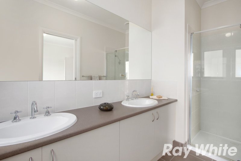 Photo - 14 Harlesden Circuit, Pakenham VIC 3810 - Image 7