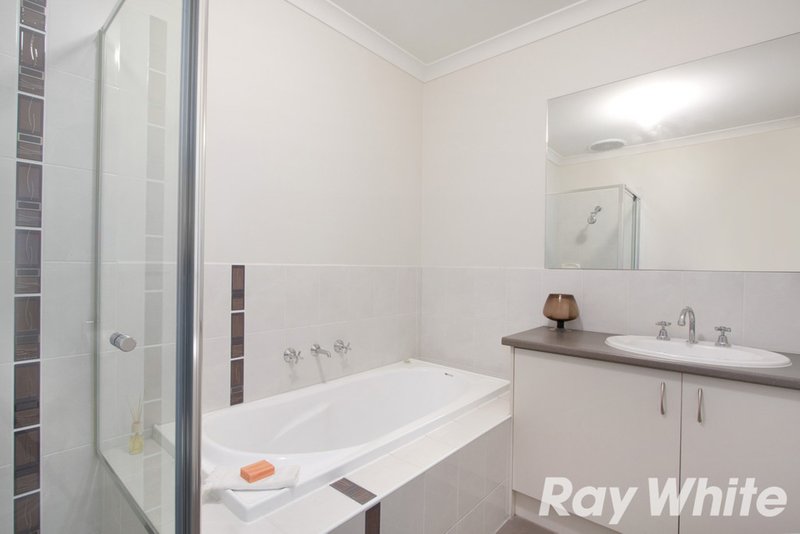 Photo - 14 Harlesden Circuit, Pakenham VIC 3810 - Image 9