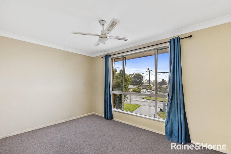 Photo - 14 Henry Parkes Drive, Berkeley Vale NSW 2261 - Image 5