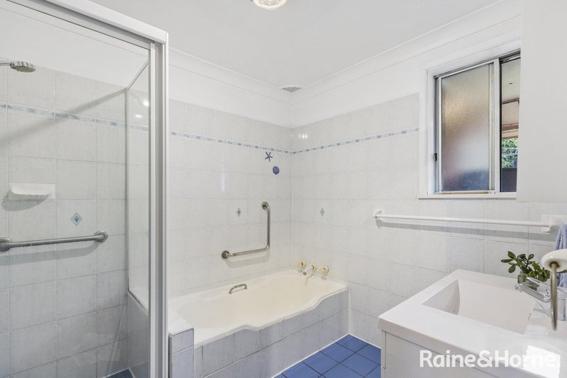 Photo - 14 Henry Parkes Drive, Berkeley Vale NSW 2261 - Image 6