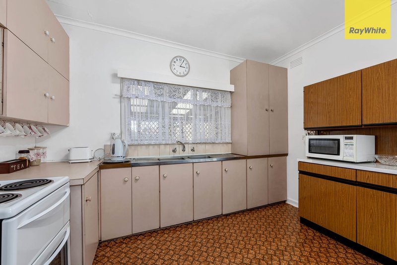 Photo - 14 Henry Street, St Albans VIC 3021 - Image 4