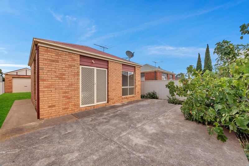 Photo - 14 Hinchinbrook Close, Caroline Springs VIC 3023 - Image 12