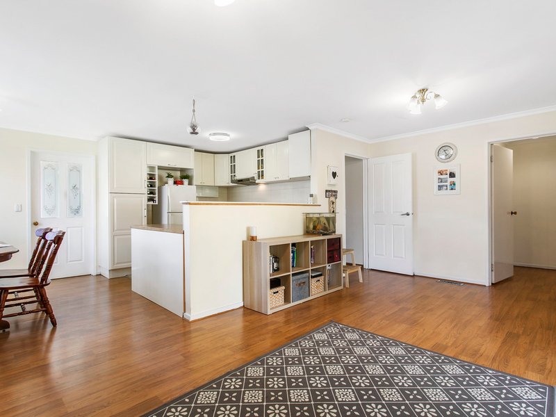 Photo - 14 Hollydale Close, Berwick VIC 3806 - Image 2