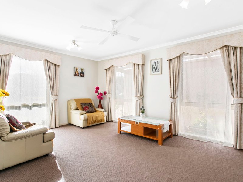 Photo - 14 Hollydale Close, Berwick VIC 3806 - Image 4