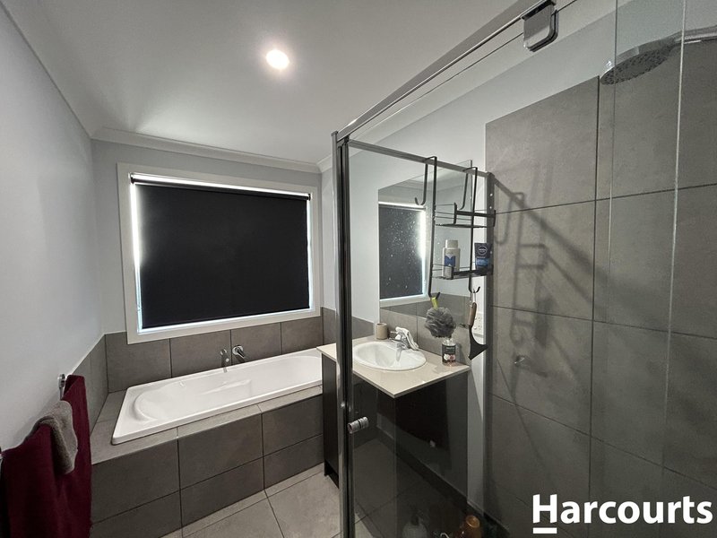 Photo - 14 Hourigan Way, Werribee VIC 3030 - Image 11