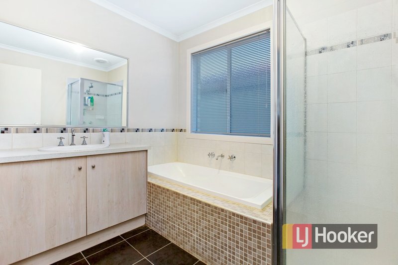 Photo - 14 Jacaranda Way, Pakenham VIC 3810 - Image 12