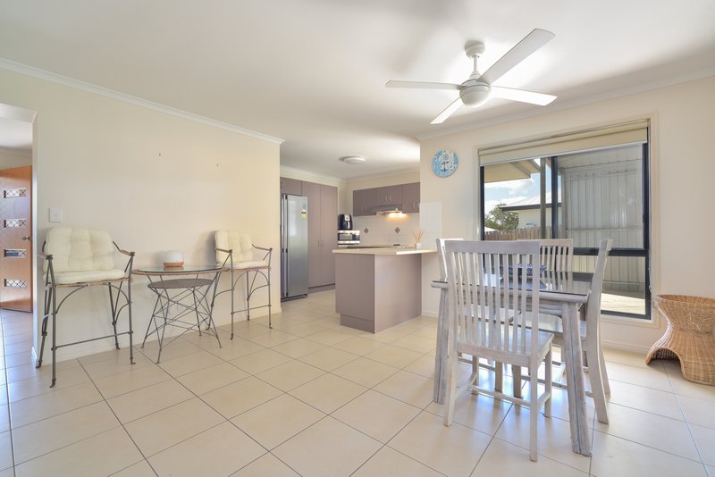 Photo - 14 Jeana Close, Boyne Island QLD 4680 - Image 3