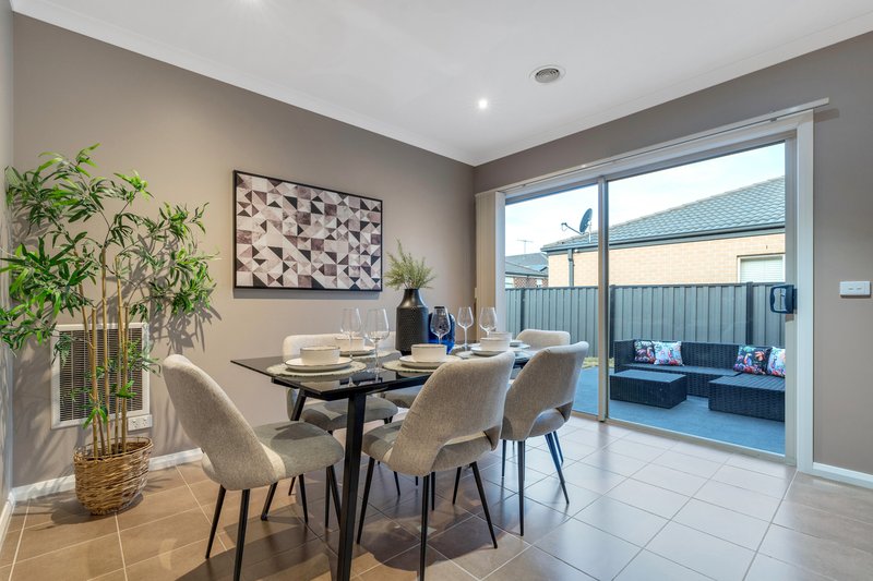 Photo - 14 Kennet Way, Craigieburn VIC 3064 - Image 4