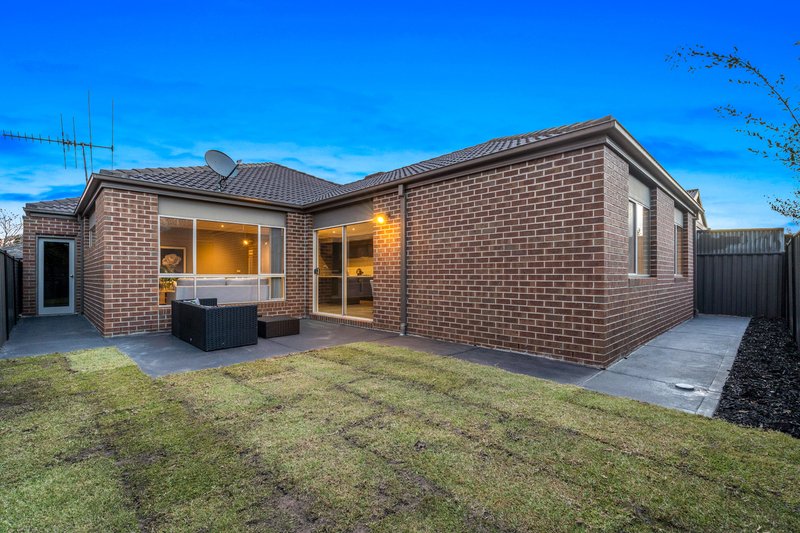 Photo - 14 Kennet Way, Craigieburn VIC 3064 - Image 12