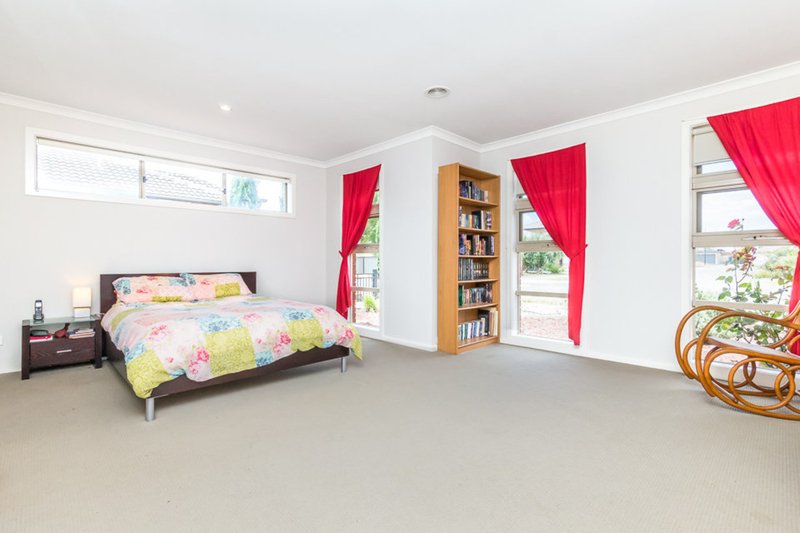 Photo - 14 Kingbird Avenue, Tarneit VIC 3029 - Image 7