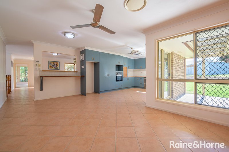 Photo - 14 Lakeside Place, Clinton QLD 4680 - Image 11