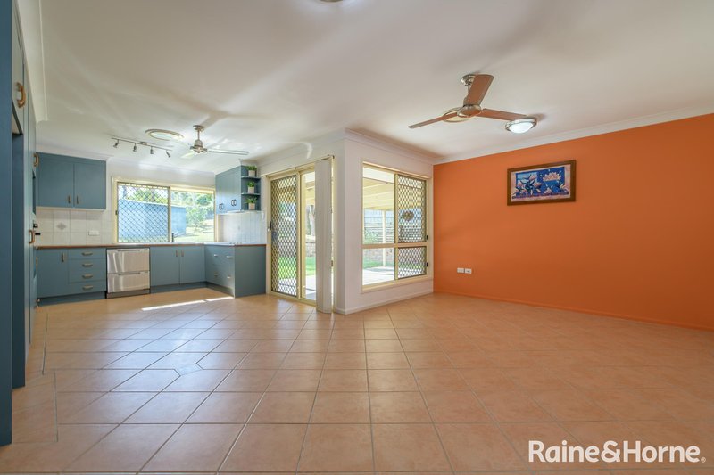 Photo - 14 Lakeside Place, Clinton QLD 4680 - Image 12