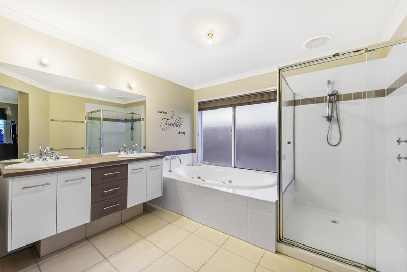 Photo - 14 Landcox Way, Caroline Springs VIC 3023 - Image 15