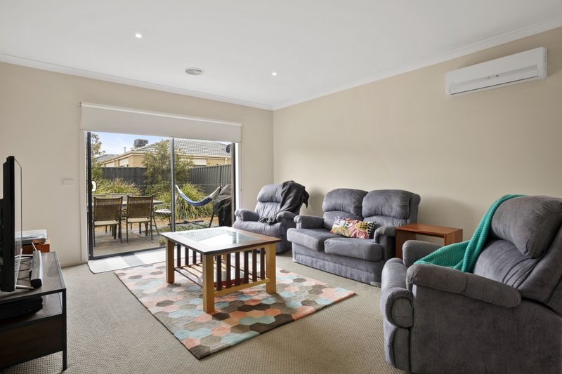 Photo - 14 Landmark Crescent, Manor Lakes VIC 3024 - Image 4