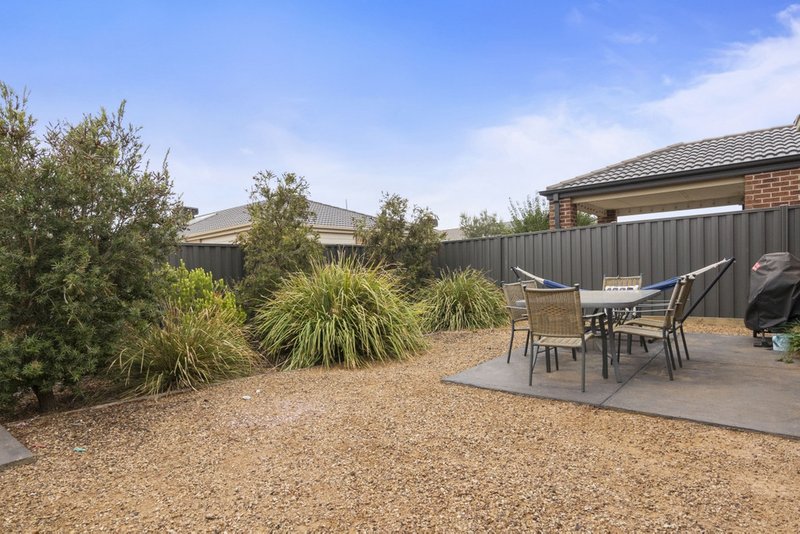 Photo - 14 Landmark Crescent, Manor Lakes VIC 3024 - Image 5